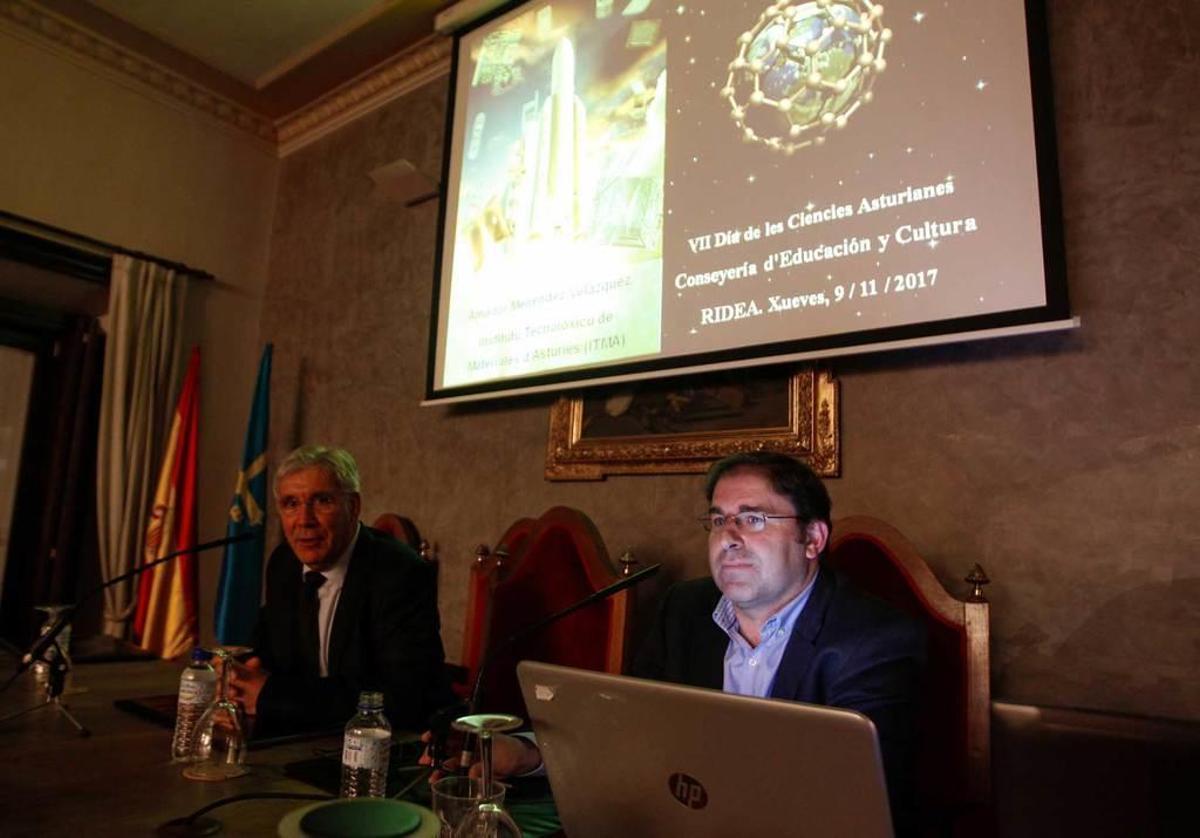 Fernando Padilla, a la izquierda, y Amador Menéndez, ayer, en la sede del RIDEA.