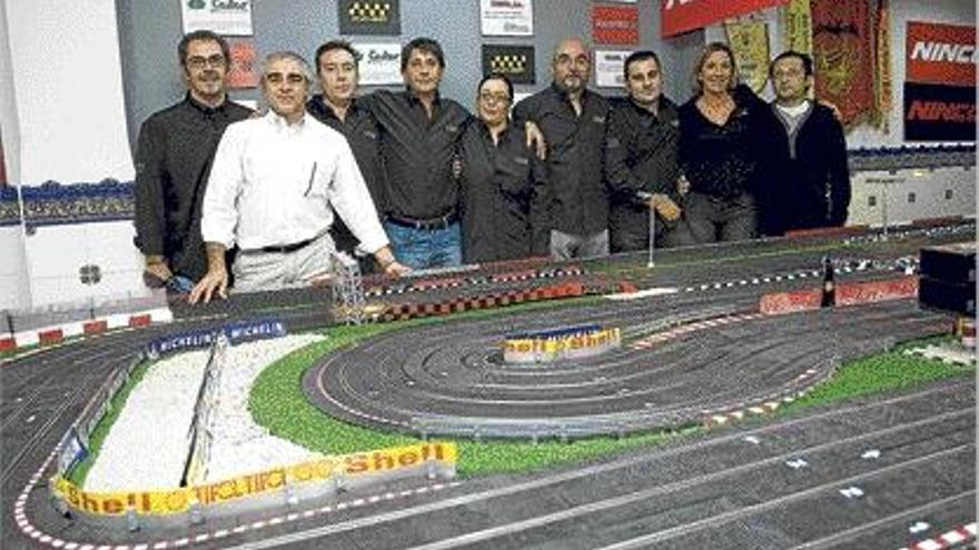 Falleros de la comisión, con el scalextric gigante que han montado al detalle.