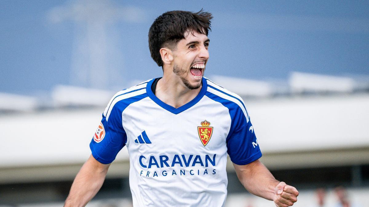 Iker Vadillo celebra el 1-1 en la Ciudad Deportiva de Valdegastea.