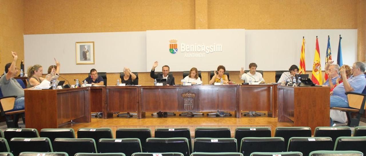 Imagen de la corporación municipal en un pleno celebrado en el edificio de la Casa de la Cultura de Benicàssim.