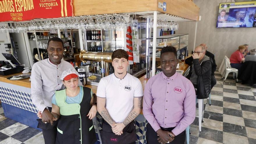 De vivir en Senegal a tener tres bares en Gijón: Max Ndiaye da trabajo a catorce personas “para dar la oportunidad que a mí me dieron”