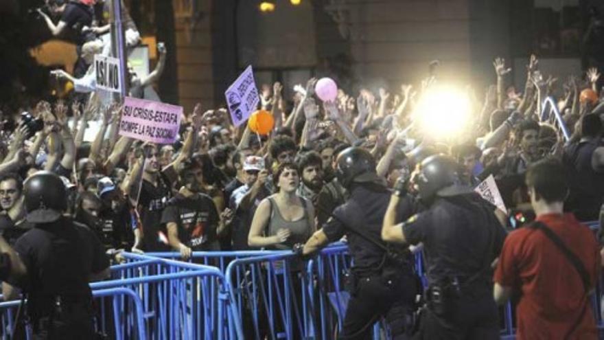 La policía emplea la fuerza para desalojar Sol