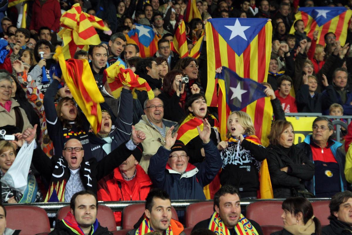 El Camp Nou lleno de esteladas.