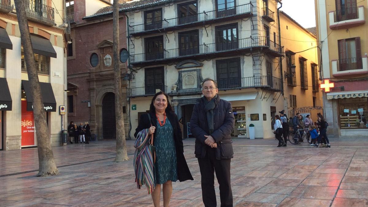 Esther Cruces y Fernando Orellana, presidente Academia Malagueña de Ciencias, delante de la antigua sede de la Academia