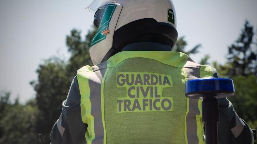 Multado con 500 euros un motorista por no llevar la pegatina actualizada: la Guardia Civil vigila a los motoristas asturianos