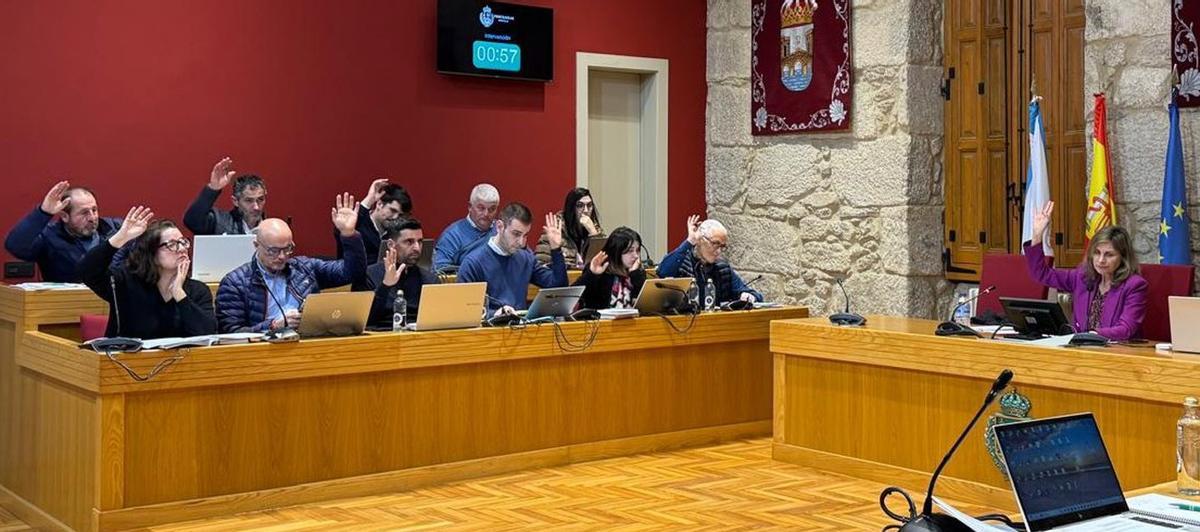 El equipo de gobierno de Ponteareas vota a favor en un pleno, presidido por Nava Castro. | D.P.