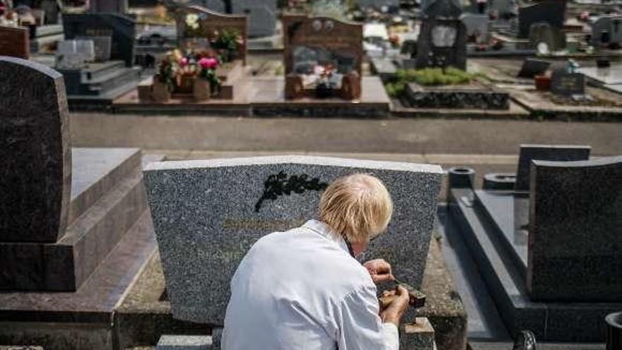 Un marmolista ayer en el cementerio francés de Crepy-en-Valois.