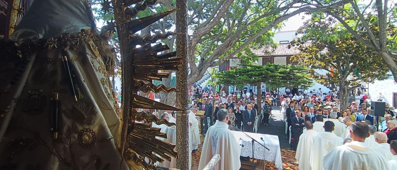 Tras la celebración de la Eucaristía tuvo lugar la procesión de la imagen de la Patrona, que se desarrolló en los alrededores del templo, además de continuas misas  que estuvieron dedicadas a cada uno de los 14 municipios palmeros.