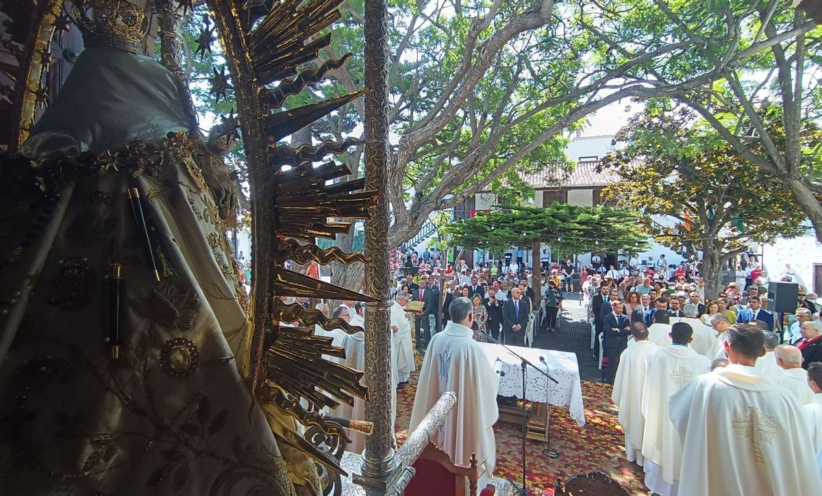 Tras la celebración de la Eucaristía tuvo lugar la procesión de la imagen de la Patrona, que se desarrolló en los alrededores del templo, además de continuas misas  que estuvieron dedicadas a cada uno de los 14 municipios palmeros.
