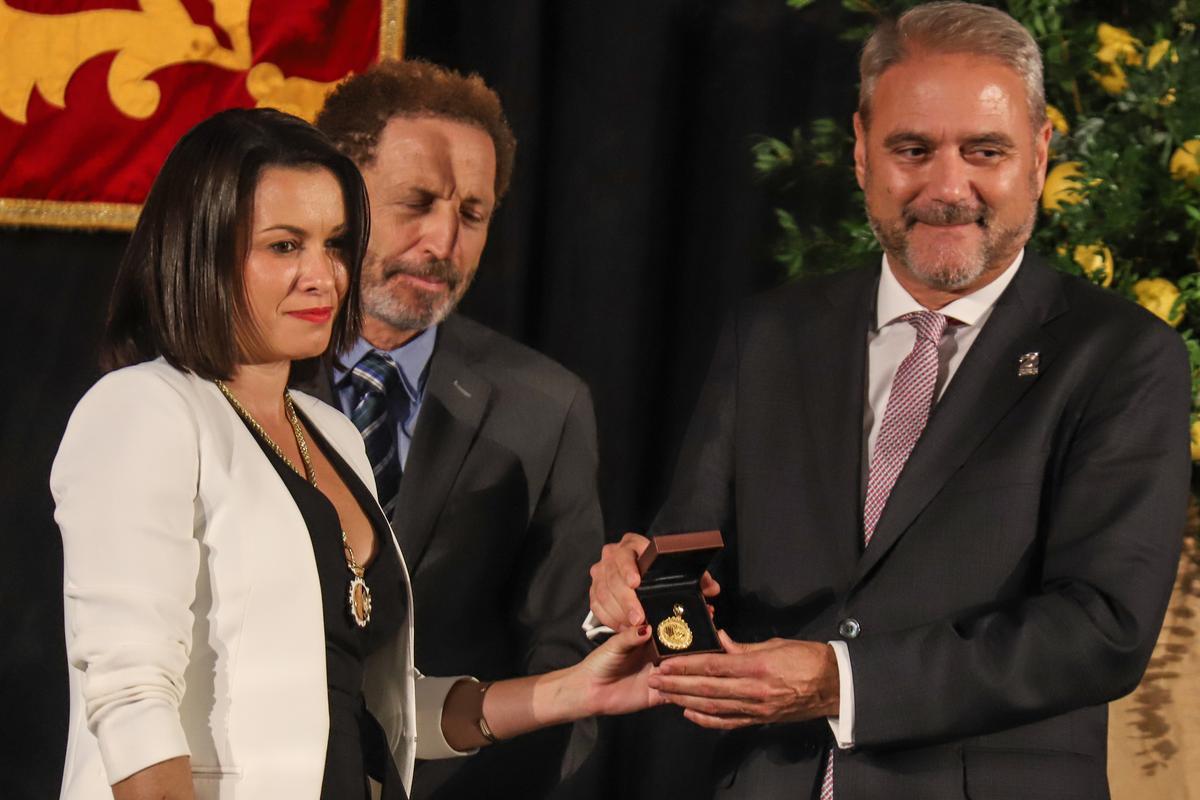 Orihuela entrega la medalla de oro de la ciudad a la EPSO