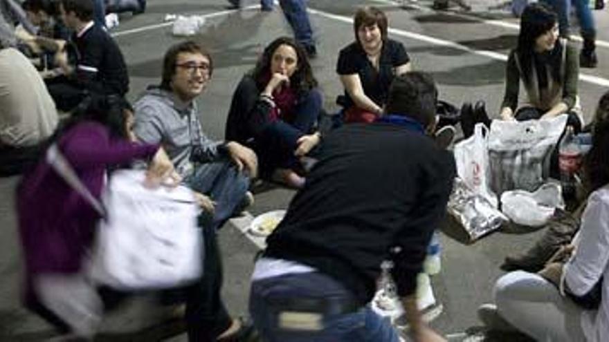 Jóvenes &quot;haciendo botellón&quot; en Castellón.