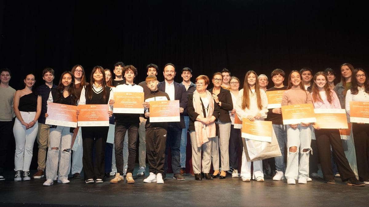 Estudiantes reconocidos en los Premios Excelencia Académica de Manises.