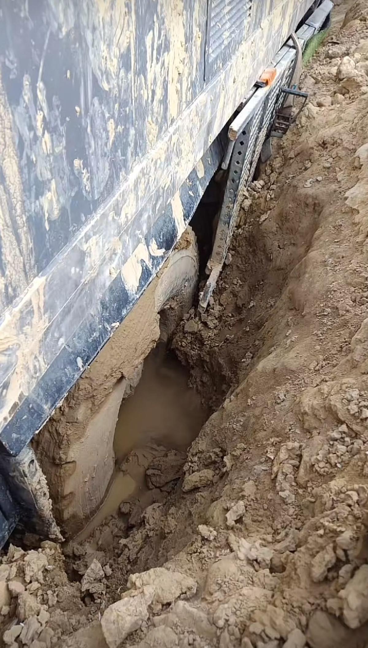Situación de la profundidad a la que se encontraba el camión atrapado en el fango