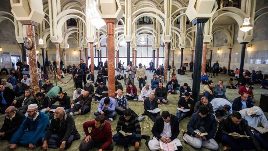 Fieles en el interior de la mezquita de la M-30 de Madrid.