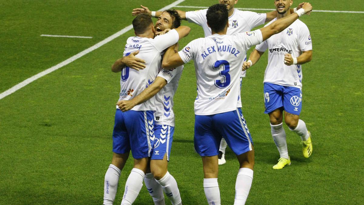 Los jugadores del tenerife celebran el gol de Vada.
