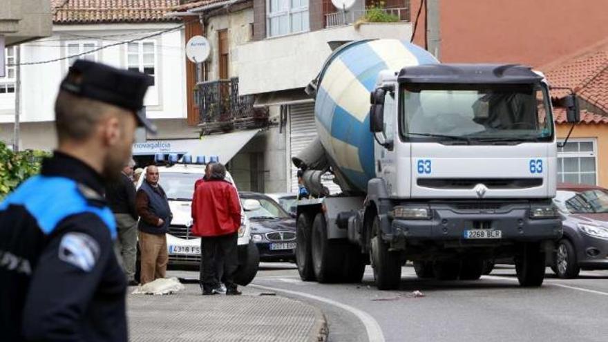 El camión hormigonera, detenido tras el accidente, en la PO-340, en A Ramallosa (Nigrán).  // José Lores