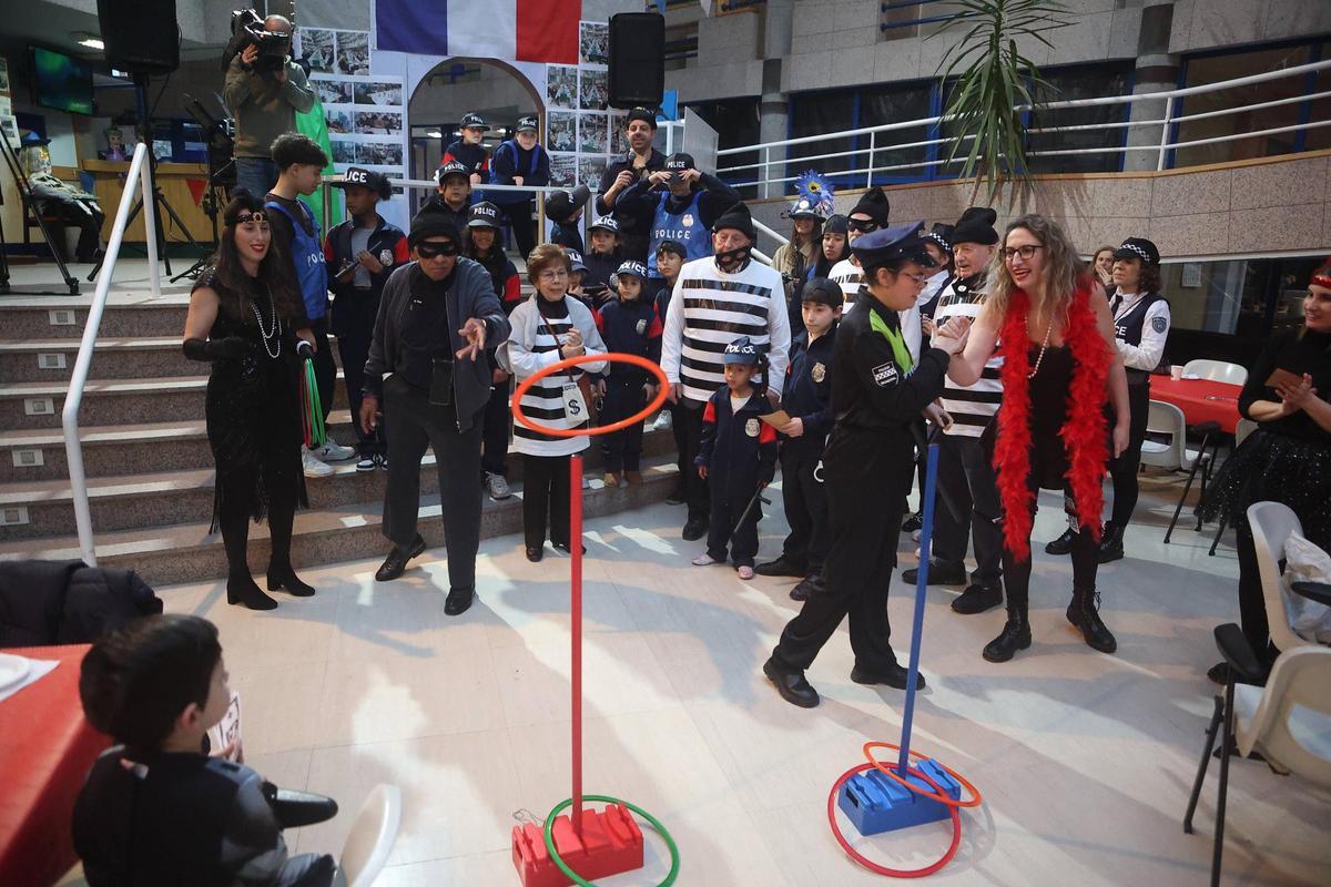 Carnaval en la residencia Torrente Ballester de A Coruña: la fiesta del robo en el Louvre