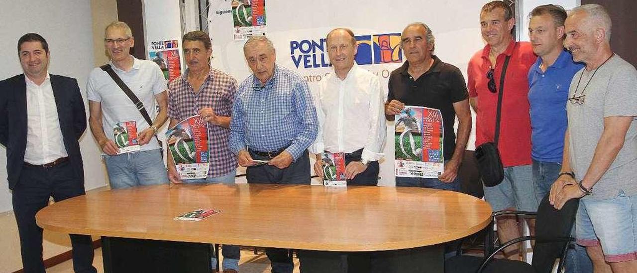 Asistentes a la presentación del torneo, en el centro comercial Ponte Vella. // Iñaki Osorio