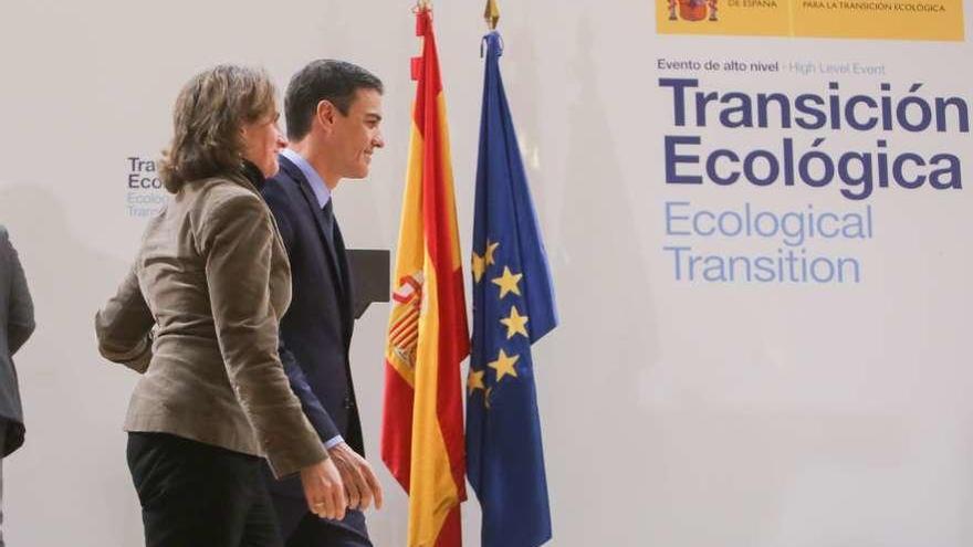 El presidente del Gobierno, Pedro Sánchez, y la ministra para la Transición Ecológica, Teresa Ribera, ayer.