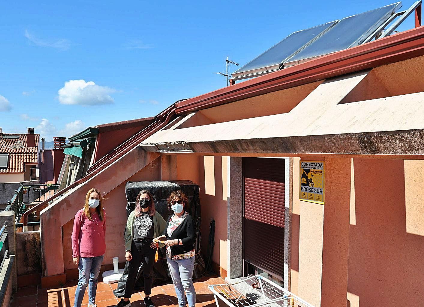 Varios propietarios de Rosario, 5, con los paneles solares que tienen en su comunidad, ayer.