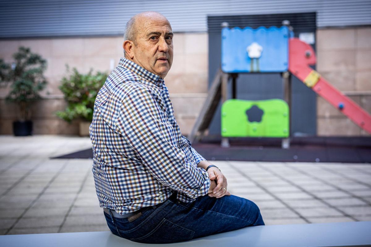 Barcelona 23/10/2025 Sociedad Carles Benet,responsable d'atenció a les families de l'Institut Català d'acolliment i adopció ICAA, fotografiado en Barcelona. AUTOR JORDI OTIX