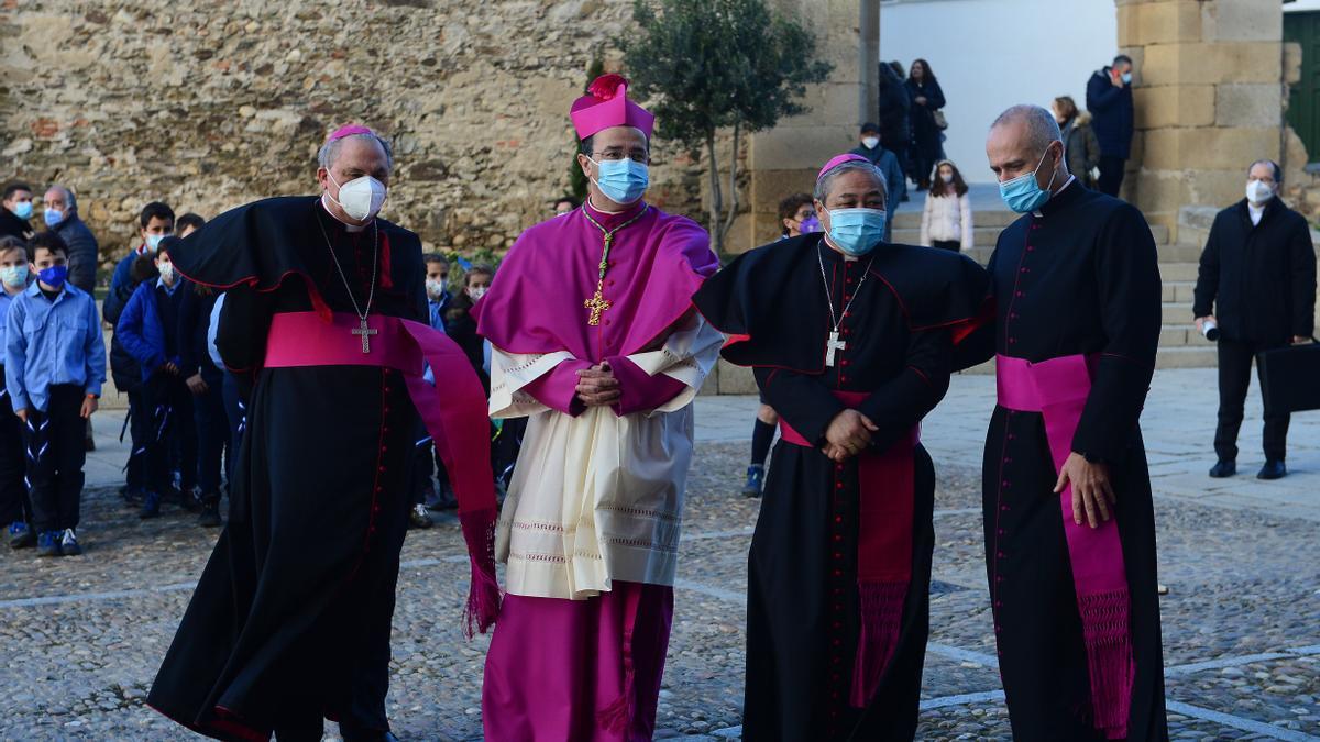 El obispo Jesús Pulido, segundo por la izquierda, en la ceremonia de ordenación en la diócesis de Coria Cáceres, este sábado.