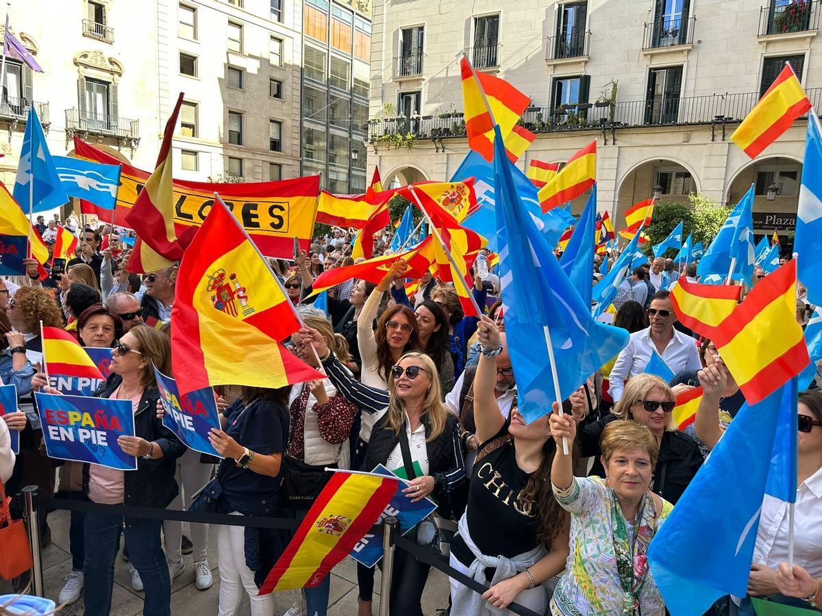 Manifestación en contra de la amnistía en la Plaza del Ayuntamiento de Alicante convocada por el Partido Popular