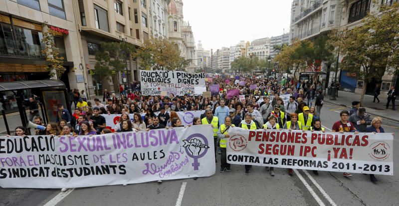 Estudiantes protestan en València contra el machismo en las aulas