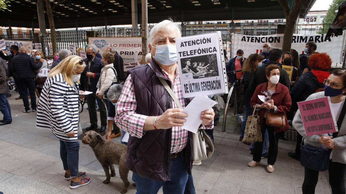 Protesta vecinal en el centro de salud de Severo Ochoa