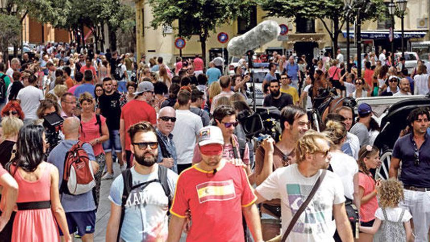 Una calle del centro de Palma atestada de turistas el pasado verano.