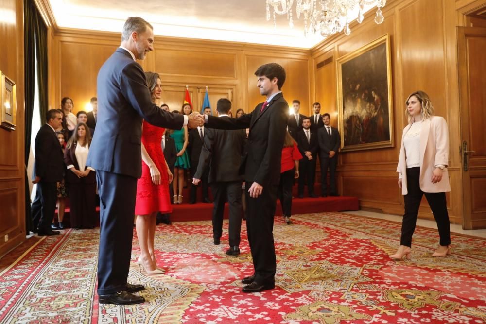 Los Reyes reciben a los mejores estudiantes de la Universidad de Oviedo.