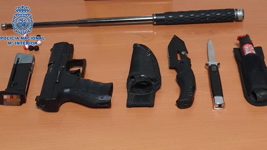 They go to a shopping center in the Canary Islands for a robbery and find a small arsenal of weapons in the thief’s car