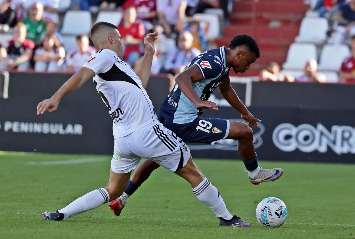 Dalisson conduce el esférico durante el encuentro en Albacete.