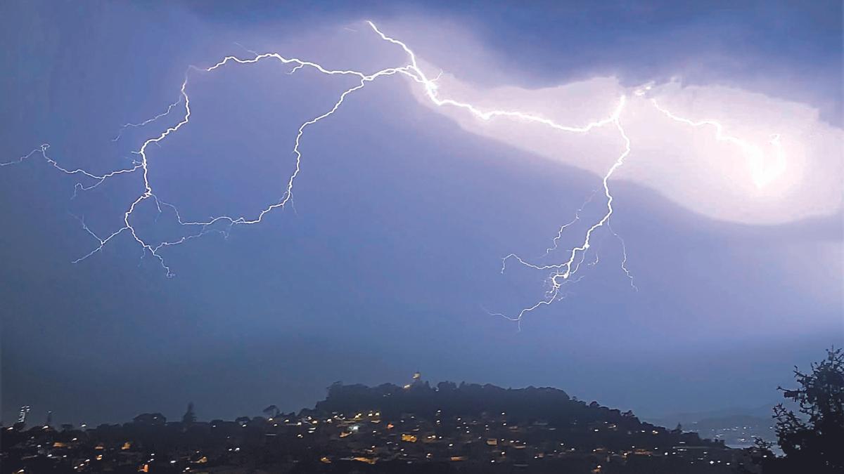 Rayos cayendo sobre el Monte de A Guía en Vigo hace dos semanas.