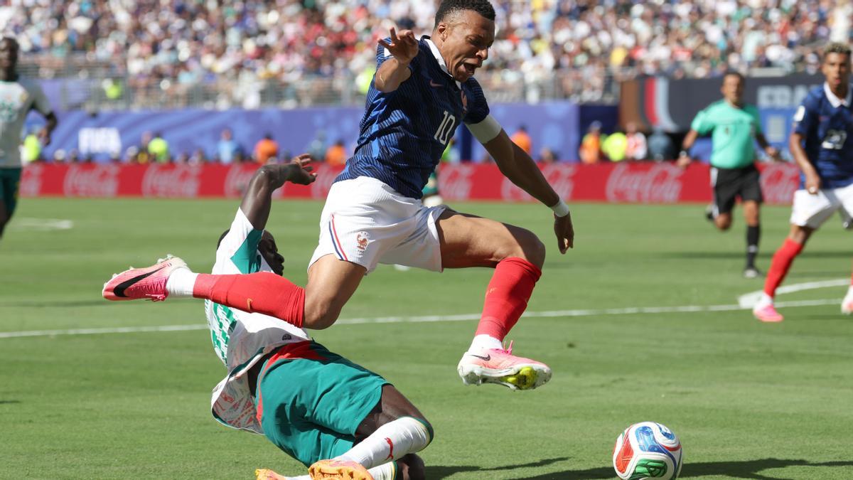 Kylian Mbappé reclamó penalti de Sadio Mané en el Francia-Senegal