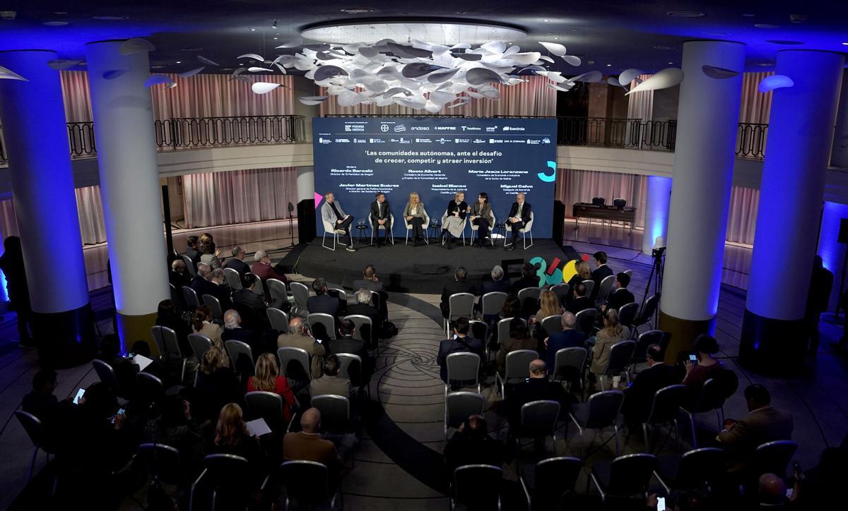 Foro España 360. 25.11.2025. Madrid. Mesa redonda ‘Las comunidades autónomas, ante el desafío de crecer, competir y atraer inversión’ Javier Martínez Suárez, director general de Política Económica e Interior del Gobierno de Aragón Rocío Albert, consejera de Economía, Hacienda y Empleo de la Comunidad de Madrid Isabel Blanco, vicepresidenta de la Junta de Castilla y León, María Jesús Lorenzana, conselleira de Economía e Industria de la Xunta de Galicia, Miguel Calvo, delegado de Iberdrola en Castilla y León Modera Ricardo Barceló, director de ‘El Periódico de Aragón’