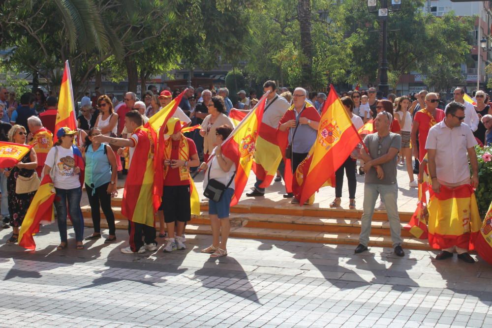 La Guardia Civil de la comarca celebra el día de su patrona en Torrevieja. Un grupo de vecinos se ha concentrado para dar su respaldo a las fuerzas de seguridad en Cataluña