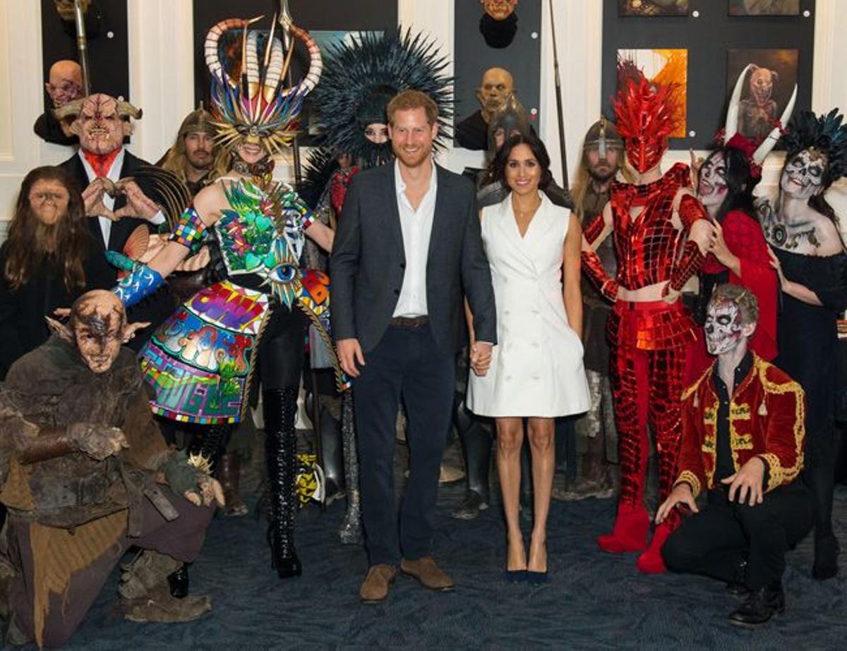 Meghan Markle y el príncipe Harry posan con el grupo de actores