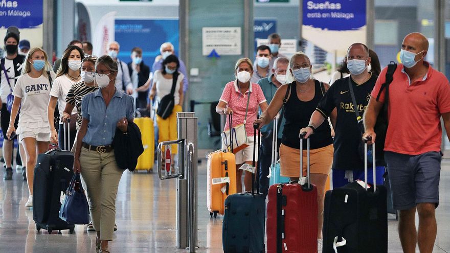 Llegada de turistas internacionales al aeropuerto de Málaga.