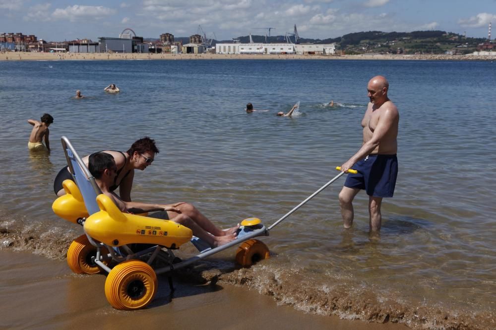 Servicio de baños en la playa de Poniente para personas con discapacidad