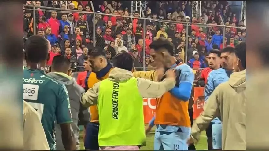 Antigua se corona bicampeón del fútbol guatemalteco en partido que termina en trifulca