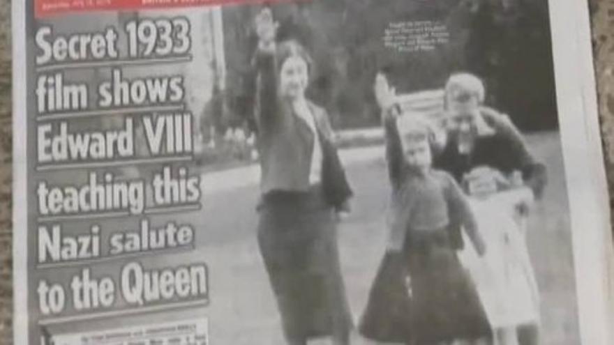 Isabel II, haciendo el saludo nazi con 7 años