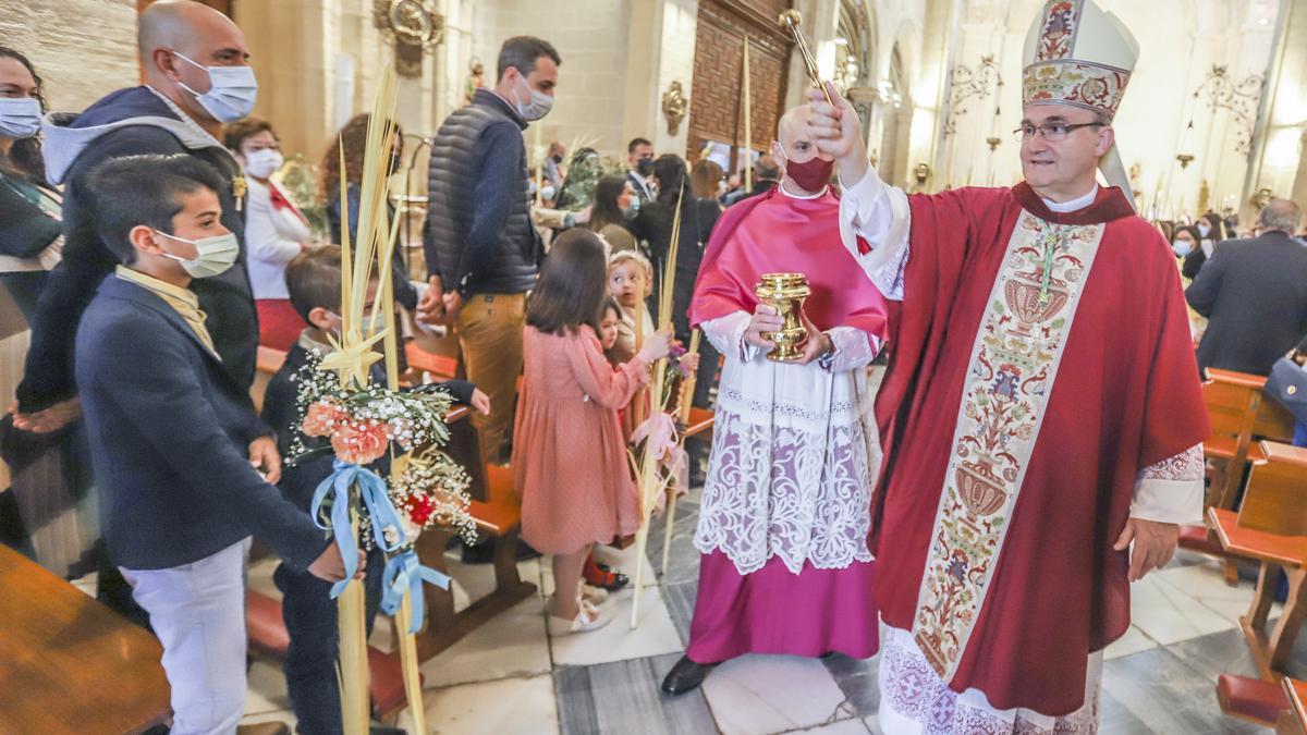 El obispo Munilla preside la procesión de las Palmas en Orihuela