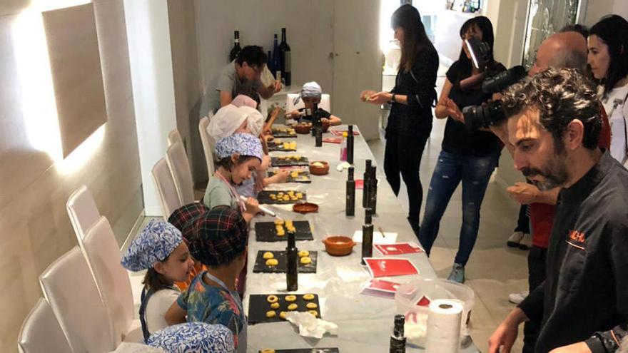 Los niños y niñas en el taller de cocina