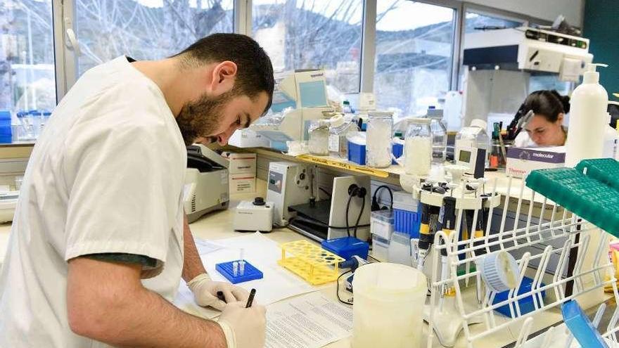 Científicos en los laboratorios del Instituto de Investigación del Sida IrsiCaixa de Barcelona.