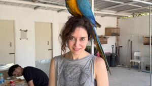 Frank Cuesta comparte imágenes de Ayuso en su santuario de Tailandia: Ni la hoz, ni el martillo, aquí, libertad