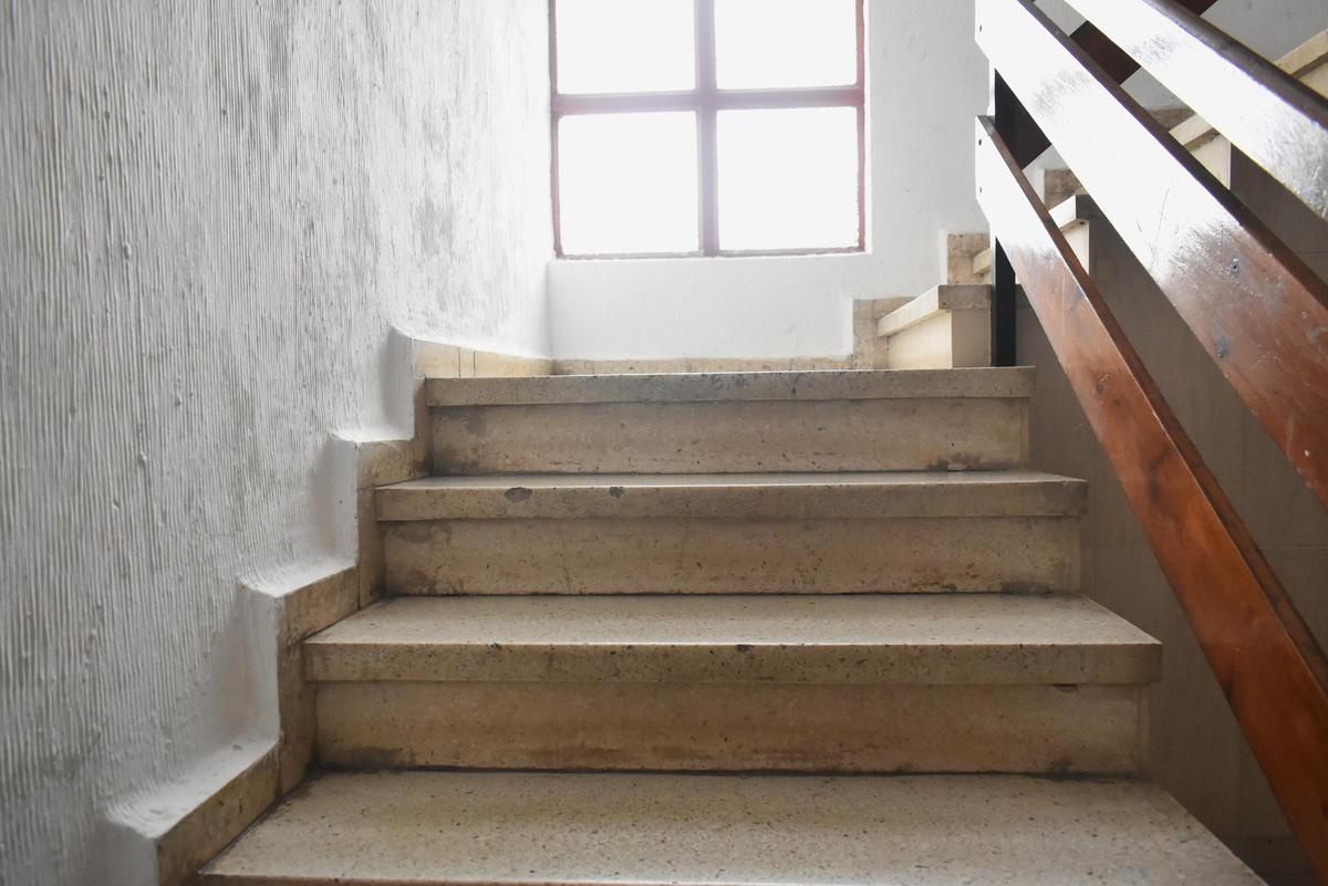 Galería | Vecinos de un edificio de Cáceres reclaman que viven sin ascensor