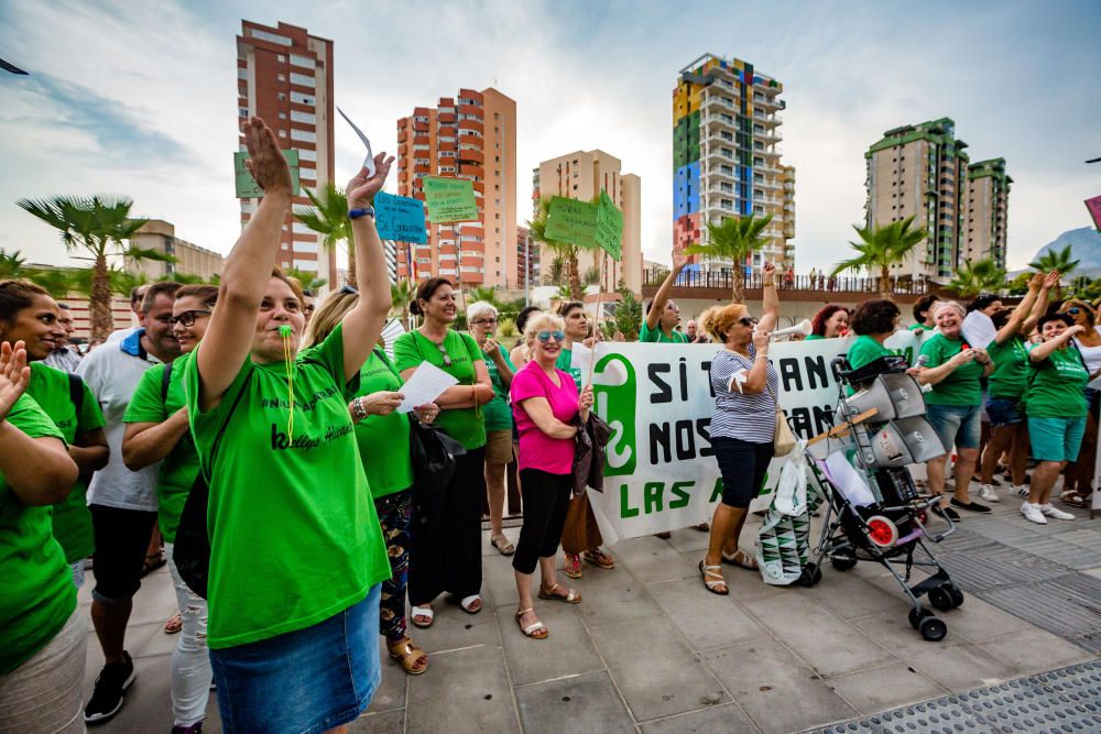 Las Kellys protestan frente al hotel Rambla de Benidorm