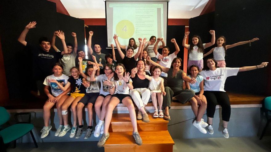 A alcaldesa e a concelleira de Educación deron onte a benvida á rapazada participante.