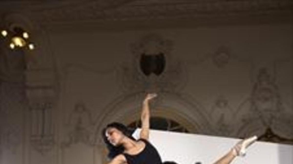 Dos integrantes de Acosta Danza, una formación que impulsa el encuentro de bailarines de diversos estilos.